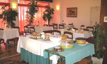 Sala colazione e bar interno