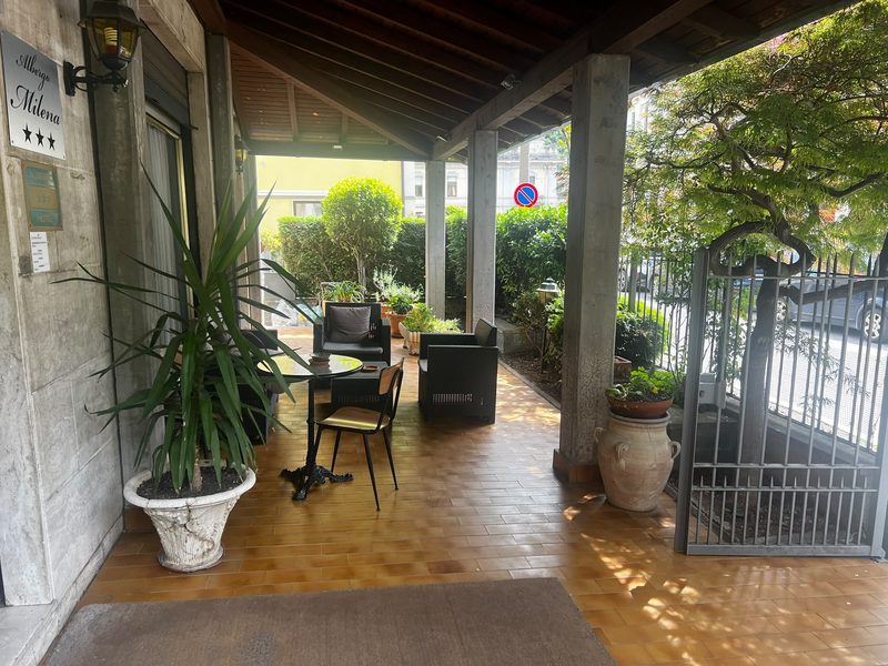 Il portico d'ingresso dell'Albergo Milena con l'insegna a tre stelle