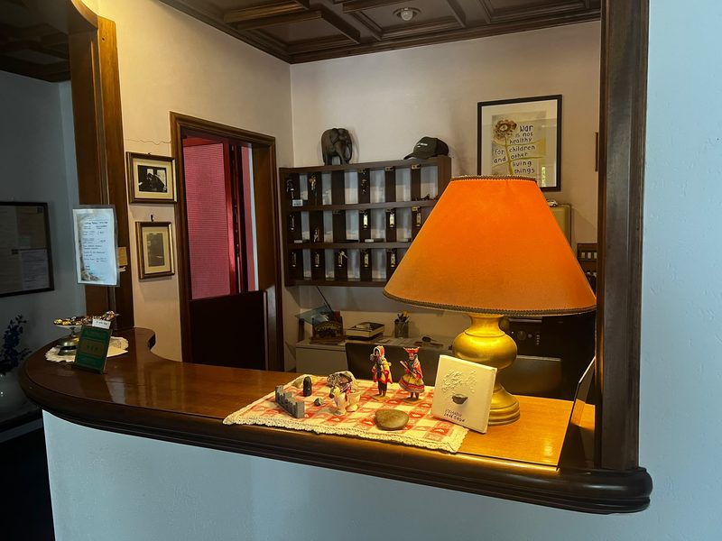La reception dell'Albergo Milena con la bacheca delle chiavi